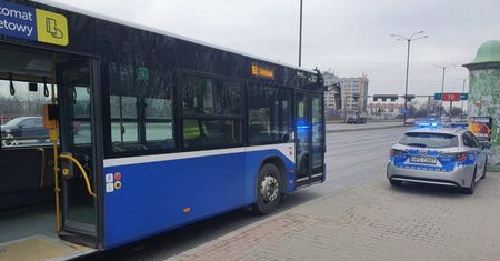Kraków. Pobili kontrolera biletów. Policja pokazała nagranie