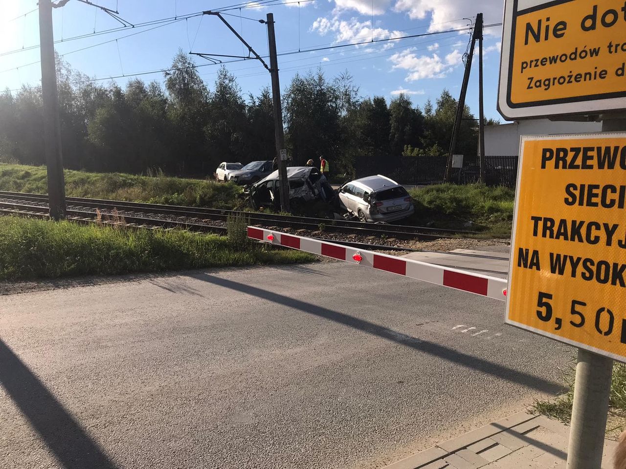 Auta zostały zepchnięte na kolejowy nasyp