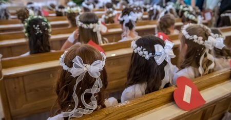 Komunie 2023. Do kogo należą pieniądze otrzymane w kopertach komunijnych?
