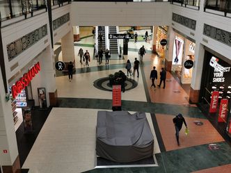 Odmrażanie gospodarki. W sklepach odzieżowych bez tłumów. Ludzie kupują w sieci