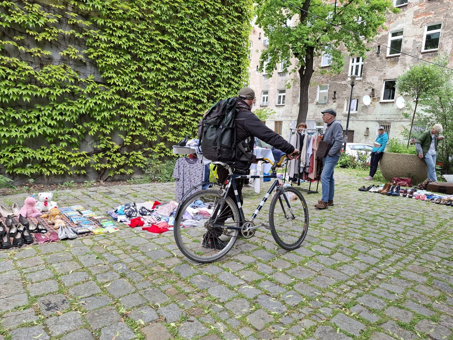 Na Nadodrzu znów zapanował wyjątkowy klimat – cykliczny pchli targ przyciągnął dziś tłumy łowców okazji, mimo że pogoda była kapryśna. Choć frekwencja była nieco mniejsza niż zwykle, nie brakowało stoisk z ubraniami vintage, książkami, zabawkami i innymi skarbami z drugiej ręki.