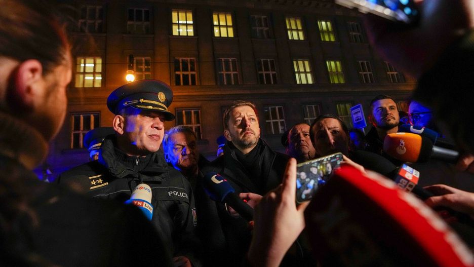 Strzelanina na uniwersytecie w czeskiej Pradze
Czech Republic's Minister of the Interior Vit Rakusan, center, and Police officer Martin Vondrasek, left, speak to the media after a mass shooting in downtown Prague, Czech Republic, Thursday, Dec. 21, 2023. A mass shooting in downtown Prague killed several people and injured others, and the person who opened fire also is dead, Czech police and the city's rescue service said Thursday. (AP Photo/Petr David Josek)
Petr David Josek