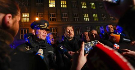 Wstrząsające relacje świadków. Widzieli napastnika, który strzelał w Pradze