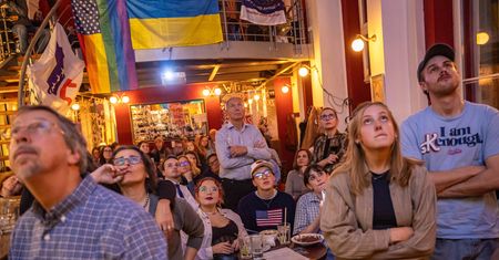 Dolar ostro drożeje w handlu pozasesyjnym na fali wyborów w USA