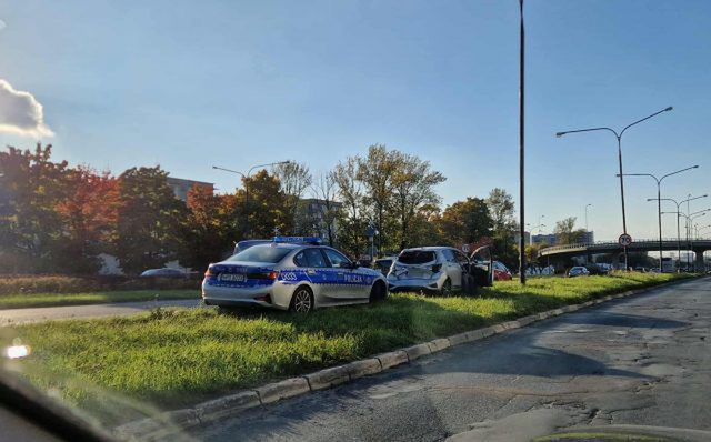 Zatrzymał się przepuścić pieszych. Zaskoczyło to kierowcę ciężarówki (zdjęcia)