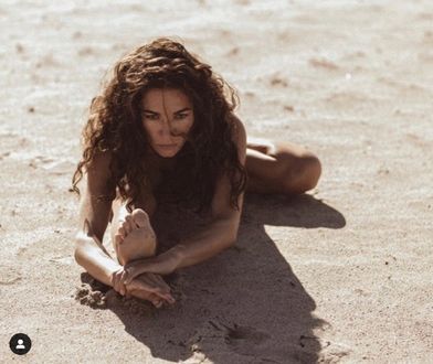 Usiadła nago na piasku i zaczęła się rozciągać. Zdjęcie Pogrebińskiej obiegło sieć