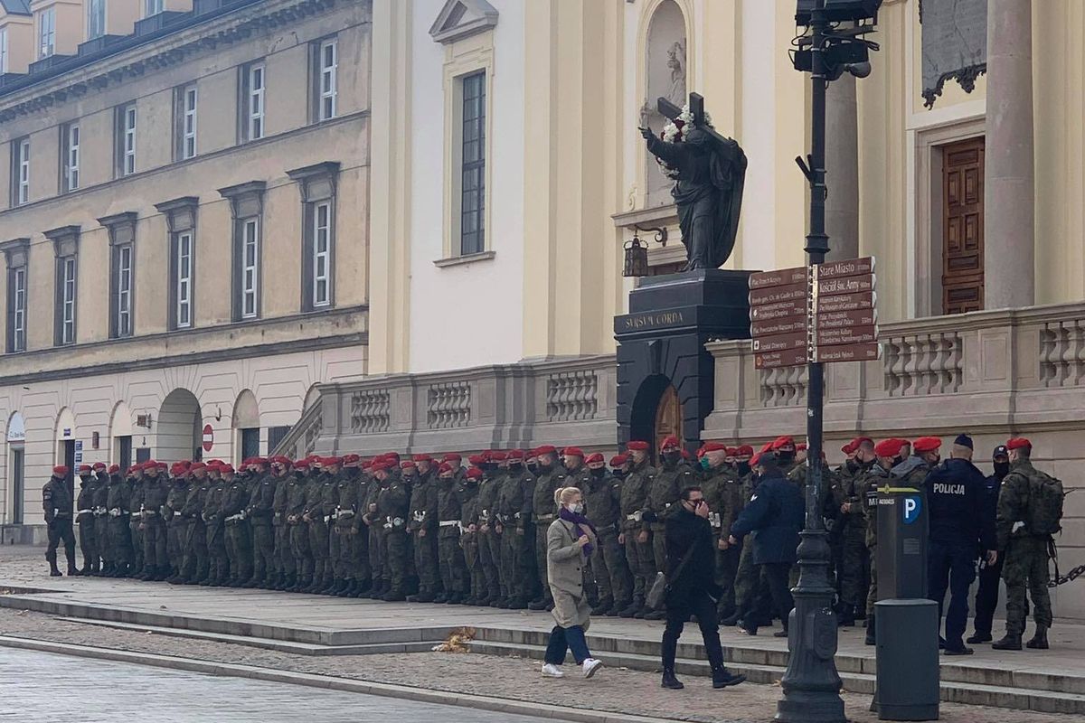 Protesty w Warszawie. Na ulicach gromadzi się żandarmeria wojskowa