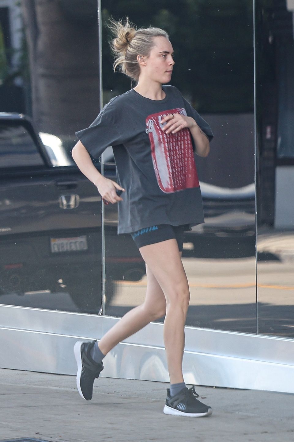 Naturalna Cara Delevingne na mieście