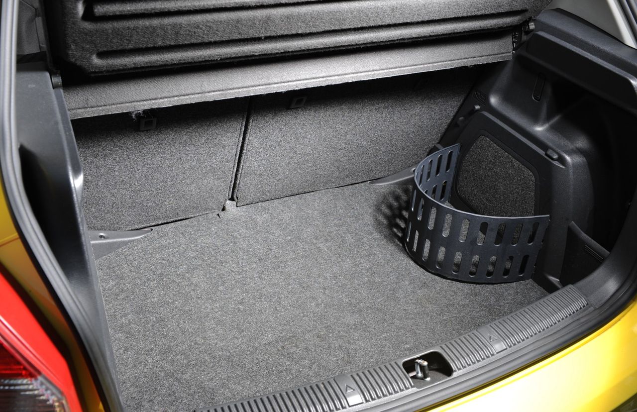 Bagażnik hatchbacka ma 300 l pojemności, ale zmieści się w nim sporo.