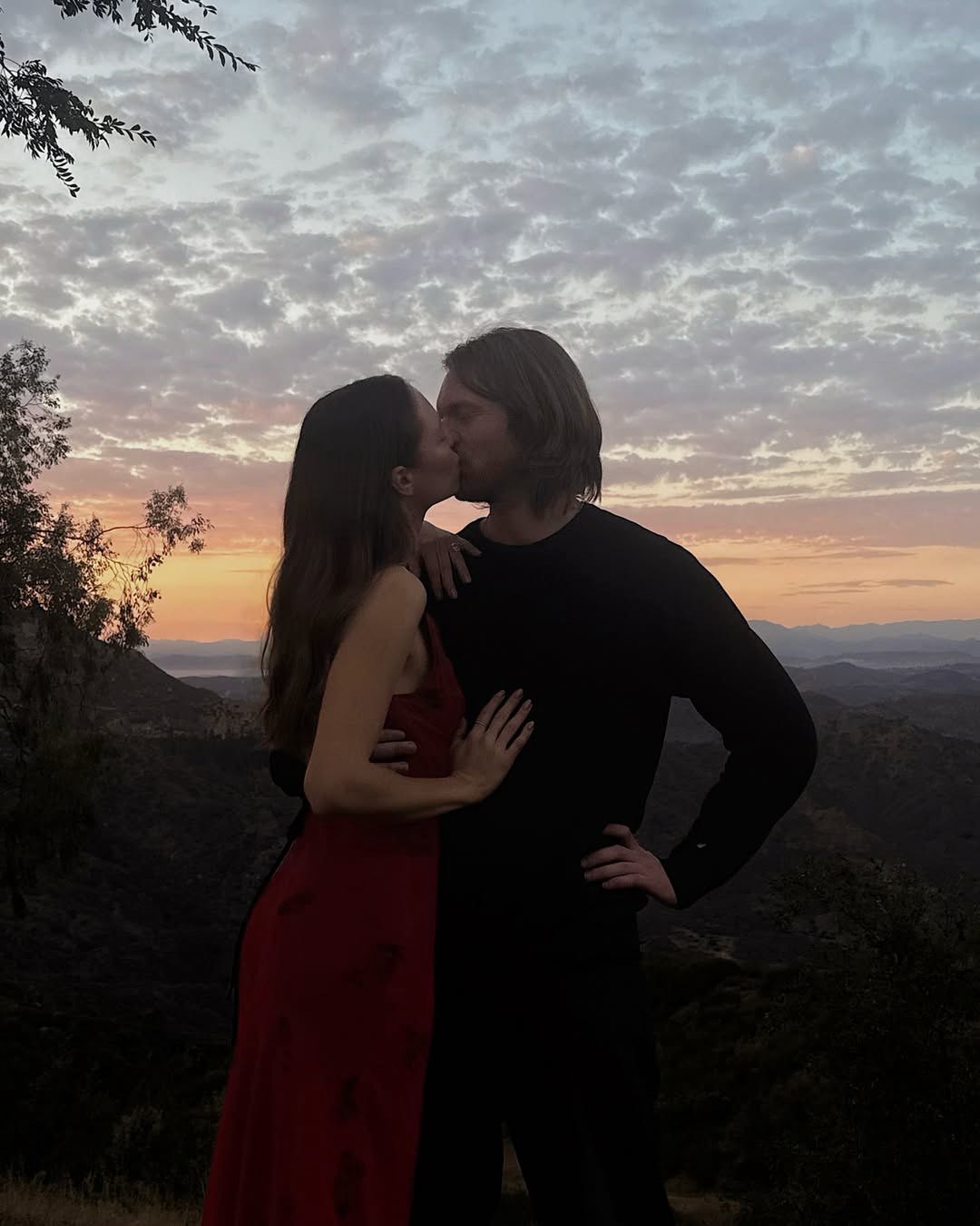 Claudia Sulewski i Finneas O'Connell