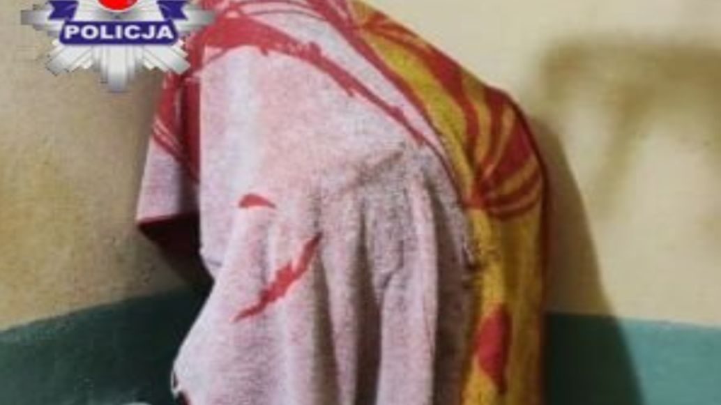 24-latek schował się przed policjantami w wannie pod ręcznikiem