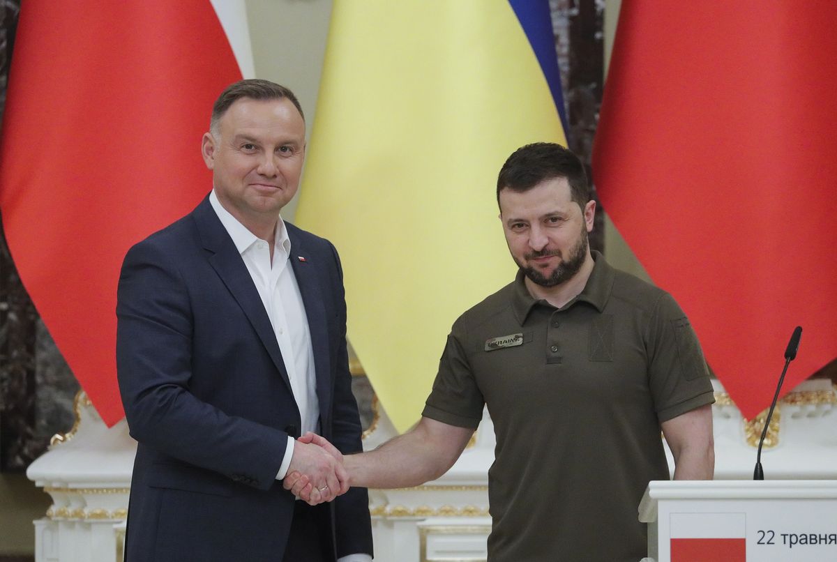 Ukrainian President Volodymyr Zelensky (R) and Polish President Andrzej Duda (L) attend a joint press conference in Kyiv, Ukraine, 22 May 2022. Andrzej Duda arrived in Ukraine to meet with top officials and express his support for Ukraine amid the Russian invasion. EPA/SERGEY DOLZHENKO Dostawca: PAP/EPA.