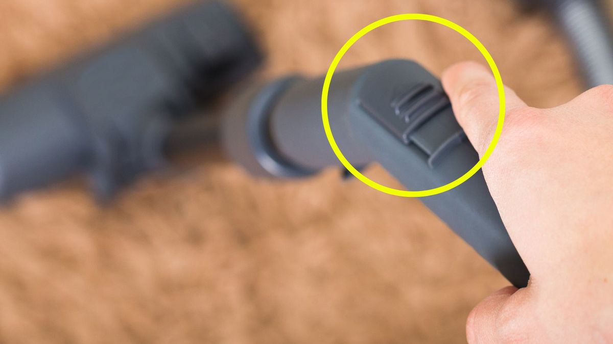 Do czego służy otwór w rurze odkurzacza?