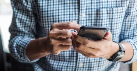 Niebezpieczne SMS-y. Ekspert radzi, co robić, by nie stracić pieniędzy
