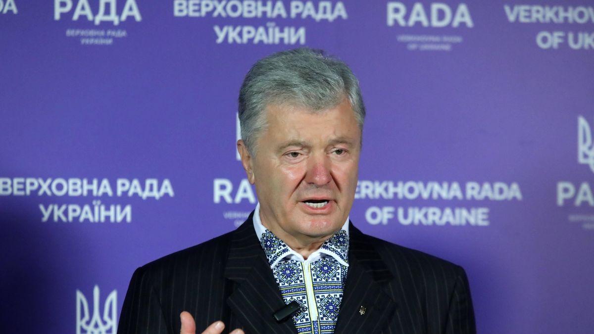 Briefing of European Solidarity MPs in Ukrainian parliament
KYIV, UKRAINE - AUGUST 20, 2024 - European Solidarity MP Petro Poroshenko speaks to the press during a briefing in the Verkhovna Rada, capital of Ukraine. 
Dostawca: PAP/UKRINFORM
Volodymyr Tarasov
Ukraine, politics, parliament, Verkhovna Rada, European Solidarity, MP, briefing, Petro Poroshenko