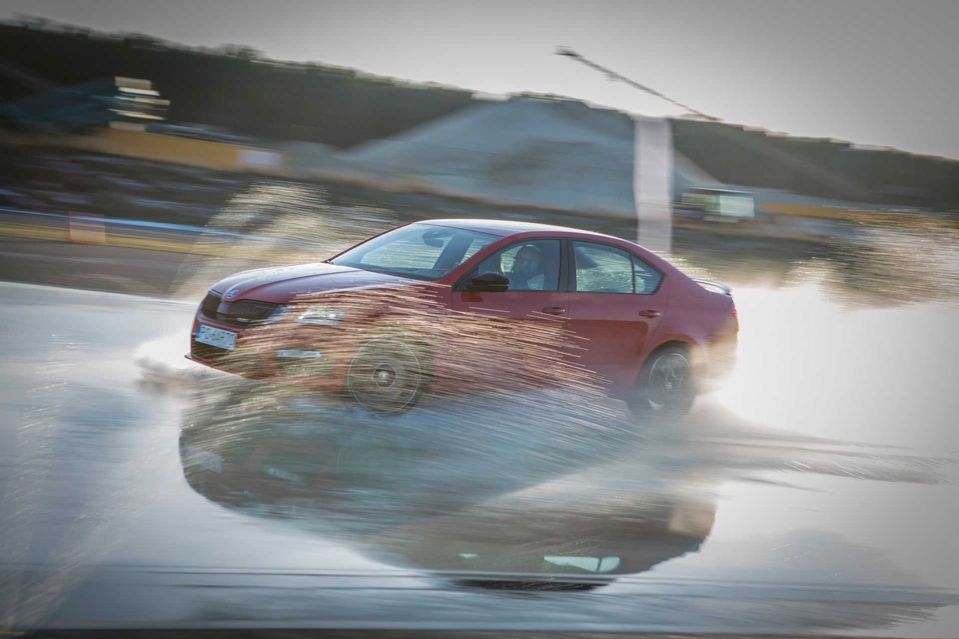 W testach opon zwykle wystarcza ok. 80 km/h do wywołania aquaplaningu. Warunki rzeczywiste rzadko są aż tak trudne.