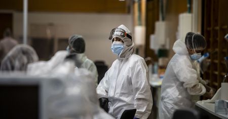 Koronawirus. Wariant Delta w Polsce. "Realnie zagrażający"