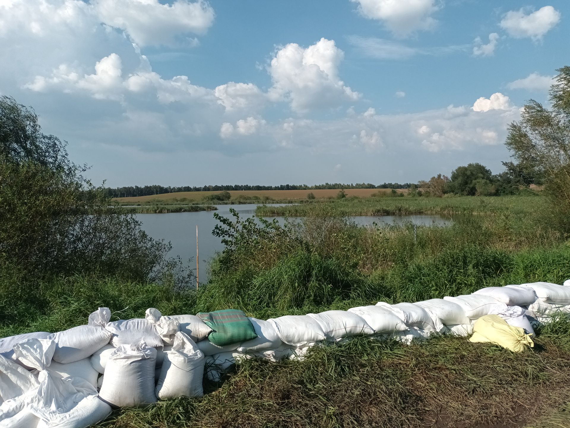 Mieszkańcy Chwałowa bronią się przed wielką wodą