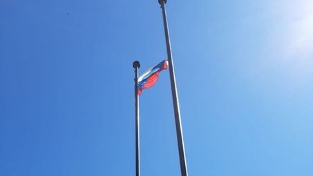 W Katyniu ściągnięto polską flagę