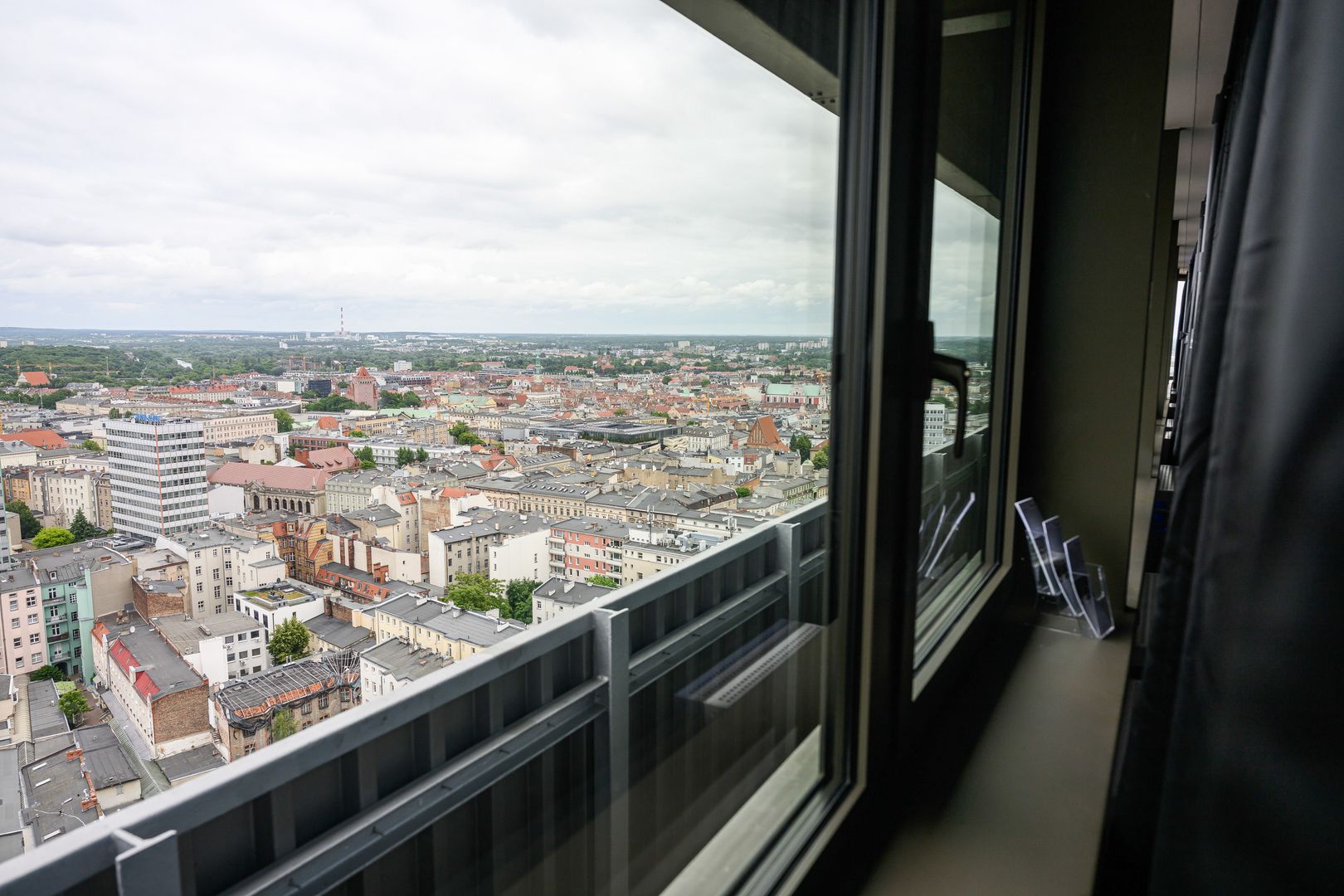 Poznań, 11.06.2025. Panorama miasta widziana z tarasu widokowego na 18. piętrze najwyższego budynku w Poznaniu - gmachu Collegium Altum Uniwersytetu Ekonomicznego, 11 bm. Taras zostanie udostępniony zwiedzającym 16 czerwca br. (mr) PAP/Jakub Kaczmarczyk
