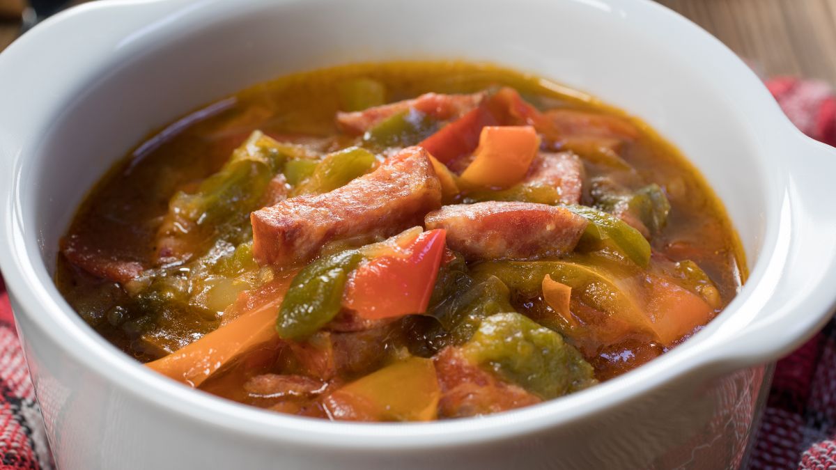 Ten jednogarnkowy przysmak z kiełbasą i ziemniakami podbije podniebienia domowników