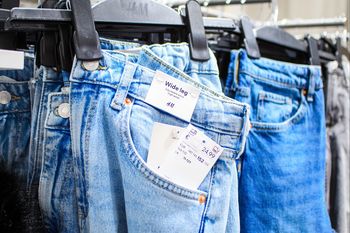 Giganci odzieżowi się doigrali. UOKiK stawia zarzuty. Poszło o promocje