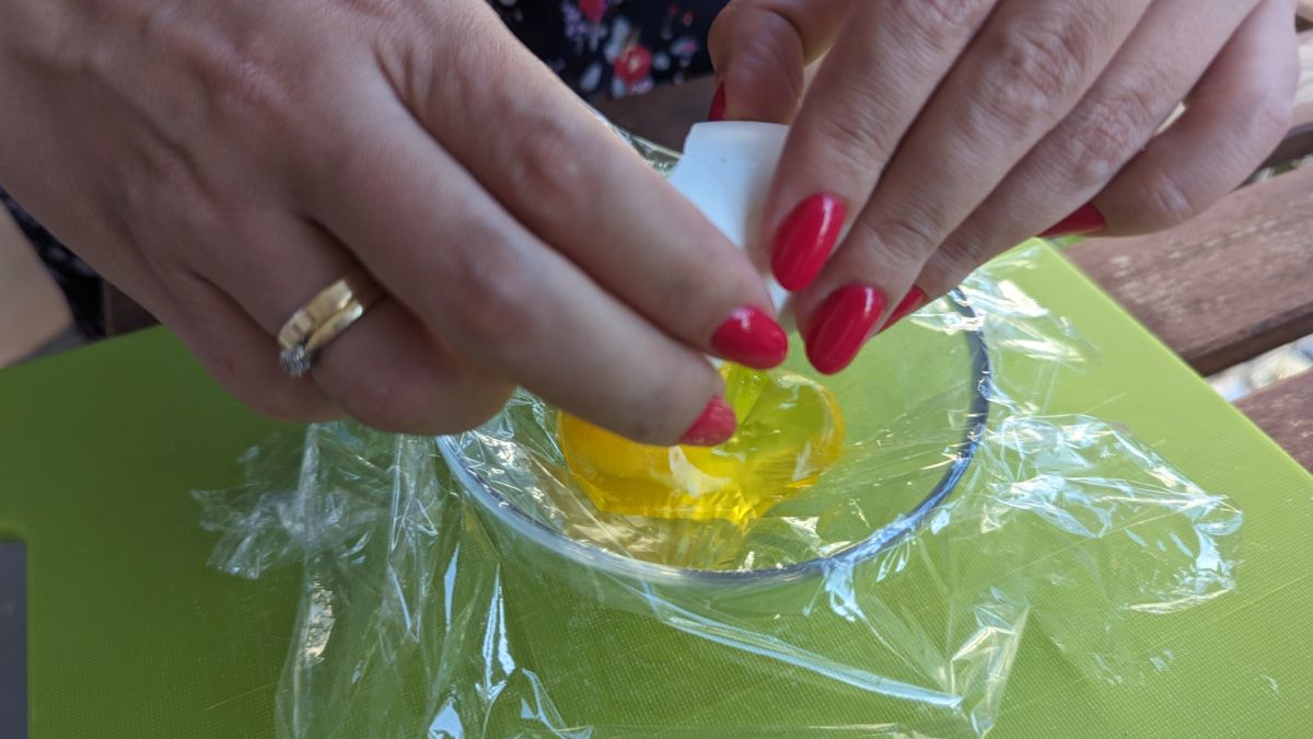 Jak ułatwić sobie przygotowanie jajek w koszulce?