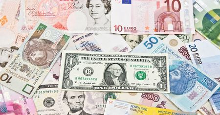 Dolar gwałtownie tanieje, funt się umacnia