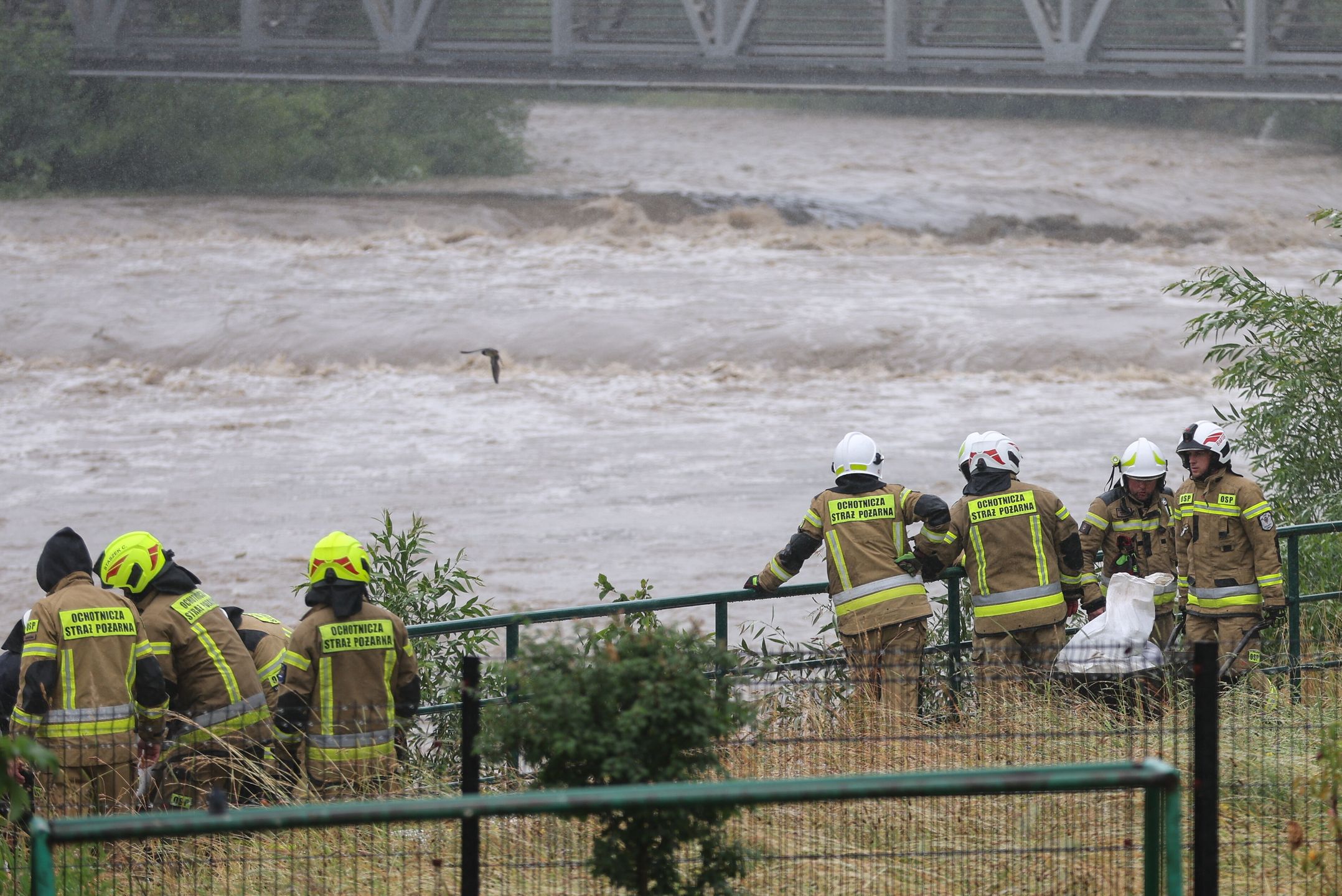 Straż pożarna zabezpiecza rzekę workami z piaskiem 