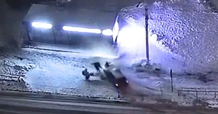 Przejechał 12-latka na przystanku. Dramatyczne nagranie z Rosji