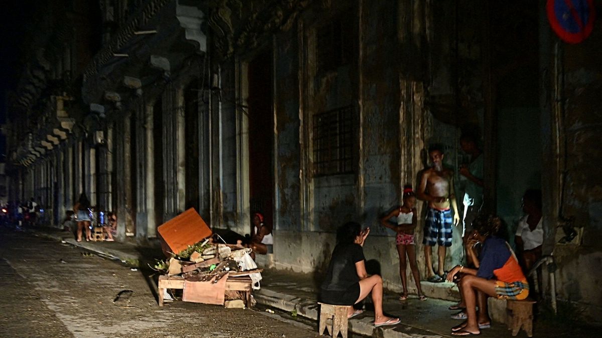 Temporary
Cubans chat at night on a street during a nationwide blackout caused by a grid failure in Havana on October 18, 2024. Technical breakdowns, fuel shortages and high demand have caused the country's thermoelectric power plants to constantly fail, forcing the government to declare an energy emergency and take measures such as closing schools and factories. (Photo by Adalberto ROQUE / AFP)
ADALBERTO ROQUE