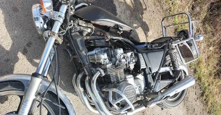 Policyjny pościg. Pijany motocyklista uciekał przed radiowozem. Stracił równowagę i spadł z maszyny
