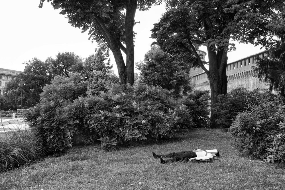 Fotografia uliczna pozbawiona twarzy w projekcie Diego Bardone 7