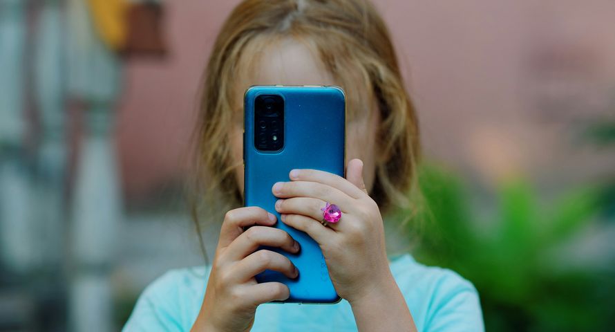 Influencerom spadają zasięgi. To skutek nowego prawa