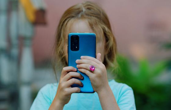 Influencerom spadają zasięgi. To skutek nowego prawa