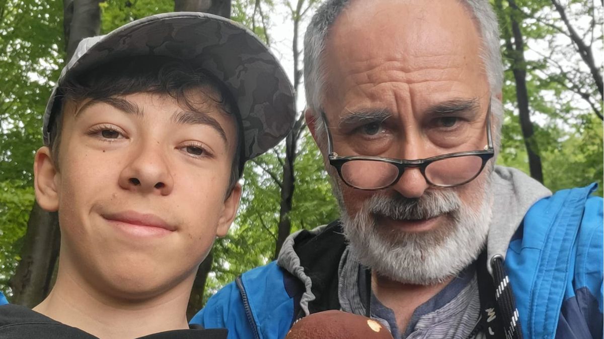 Grzyboznawca Wiesław Kamiński z wnukiem w trakcie wiosennego grzybobrania