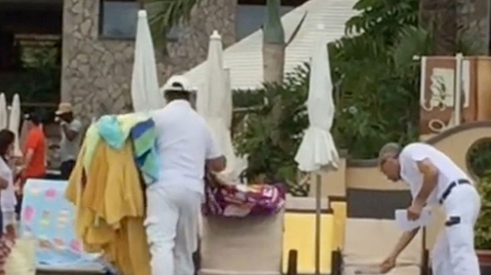 Pracownicy hotelu zbierali ręczniki jeden za drugim 