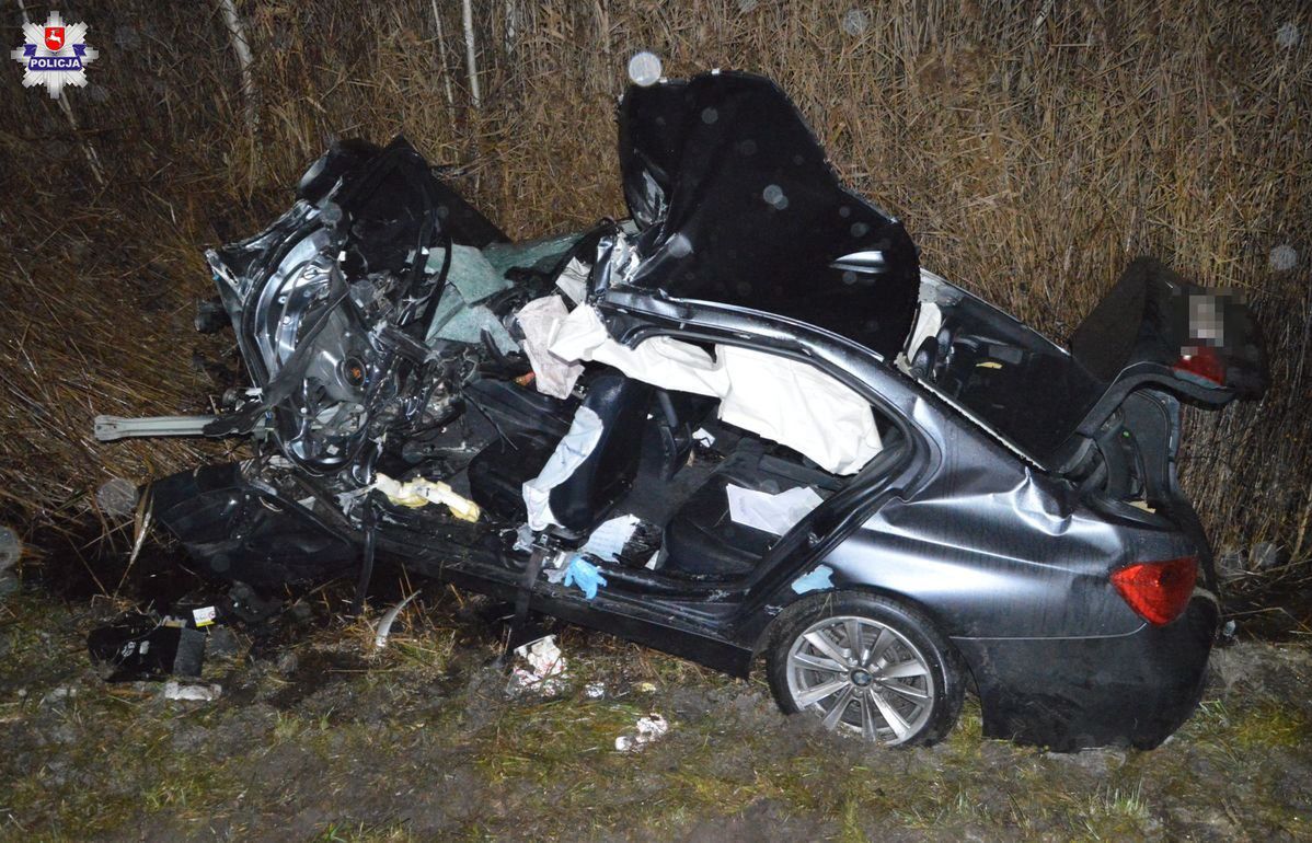 Kierowca bmw nie miał szans. Uderzył w dwie ciężarówki