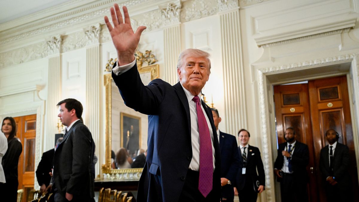 US President Donald Trump departs after speaking in the State Dining Room of the White House in Washington, DC, USA, 21 April 2026. The event honors over 100 National Collegiate Athletic Association (NCAA) national champions from various sports and universities. EPA/DANIEL HEUER / POOL Dostawca: PAP/EPA.