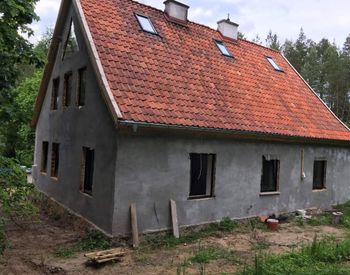 Kupiła dom w środku lasu. Szybko okazało się, że to ruina. Tak wygląda dziś