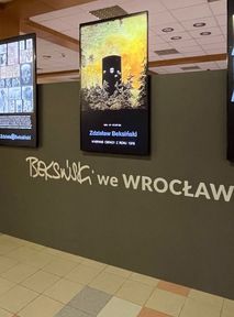 Climate activists strike Beksiński exhibition. Hands glued to canvas