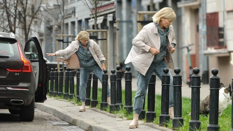 Małgorzata Foremniak wyprowadza psa, a jej partner blokuje ulicę
