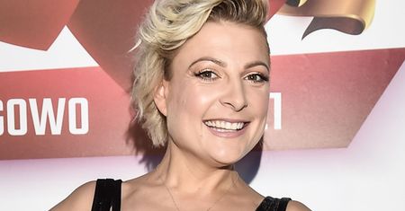 Magda Narożna nie wstydzi się pozować w bikini. Czule obejmuje ukochanego w basenie