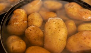 Wiele osób wylewa wodę po ziemniakach do zlewu. To ogromny błąd