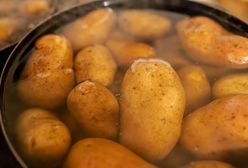 Wiele osób wylewa wodę po ziemniakach do zlewu. To ogromny błąd