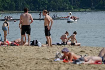 Bulwersująca sytuacja na plaży. Mężczyzna obnażał się w tłumie