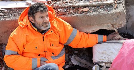 Trzymał rękę córki. To zdjęcie jest symbolem tragedii w Turcji i Syrii