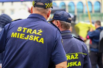 Przewracał kosze na śmieci na Wartostradzie. Interwencja straży miejskiej