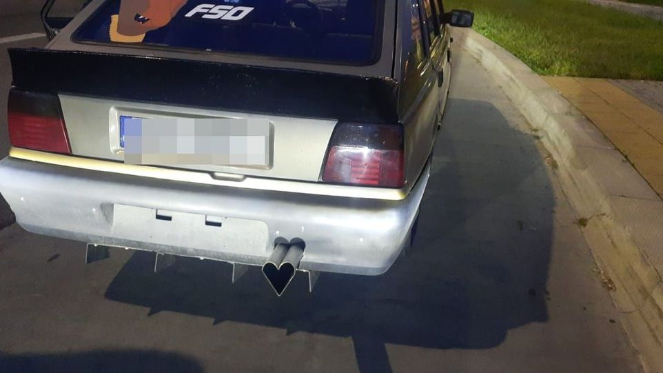 Rura wydechowa w kształcie serca to dość niecodzienny widok na drodze