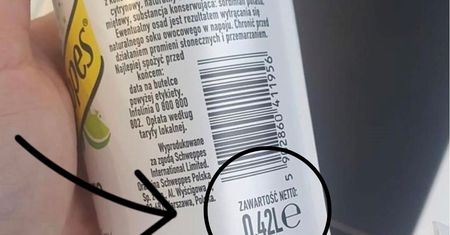 Klientka wyjęła to z maszyny. Chwyciła za telefon
